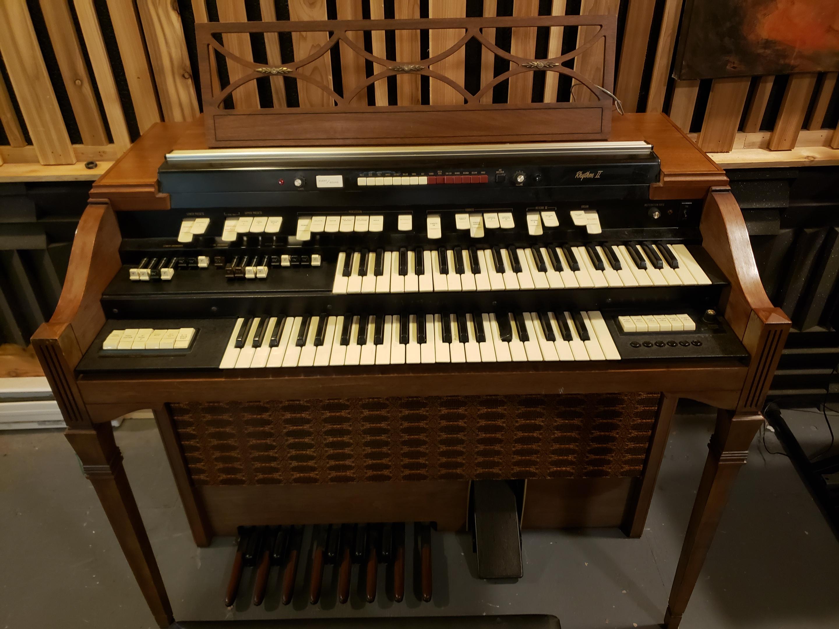 A Hammond T412 organ in my studio.